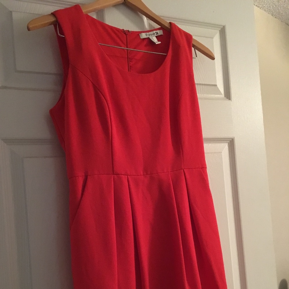 Dark pink/reddish dress